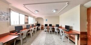 Sala de informatica Colegio Parroquial Santo Cura de Ars
